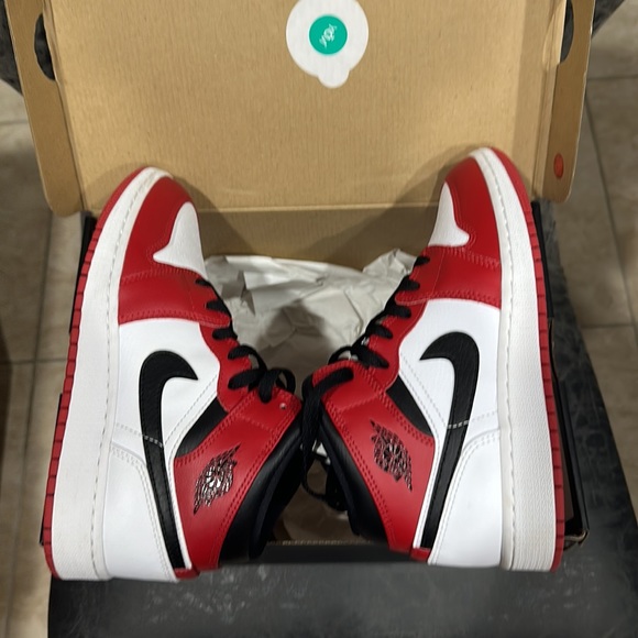 Air Jordan 1 Mid Chicago Red GS Size 5 - Picture 10 of 10